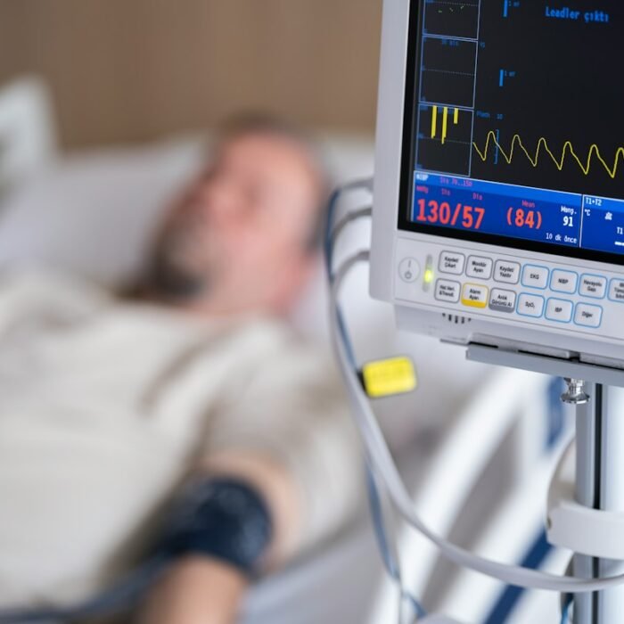 Persona en recuperación en una cama de hospital